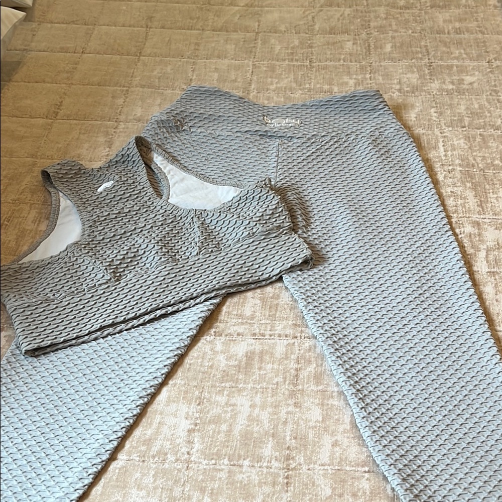 Booty by Brabants Curvy Set. Both leggings and bra top in grey.